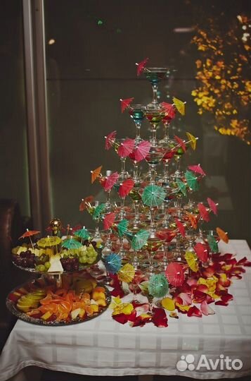 Пирамиды из бокалов с шампанским или коктейлями