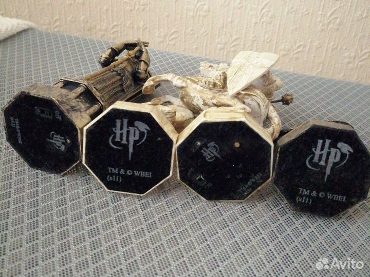 Шахматные фигуры и журналы Гарри Поттер