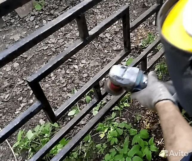 Уборка могил на кладбище