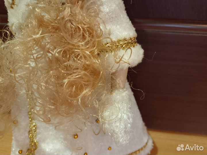 Снегурочка фарфоровая кукла