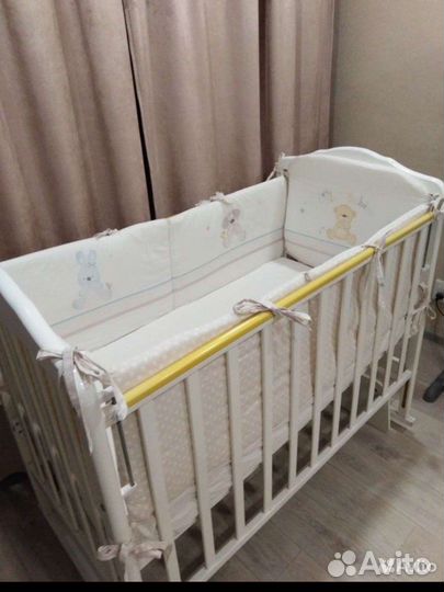 Детская кроватка с маятником