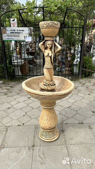 Фонтан Девушка с чашей на голове