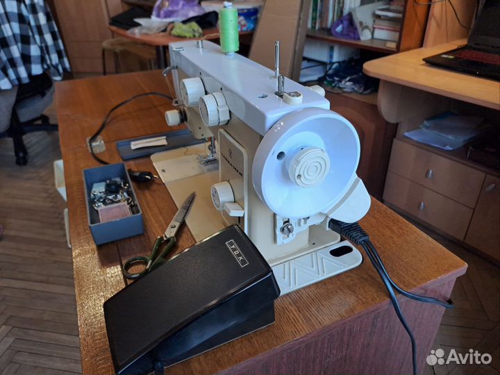 Швейная машинка Чайка 142м