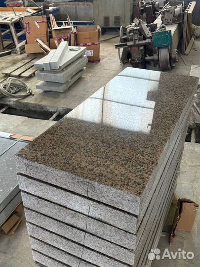 Памятники из красного гранита оптом