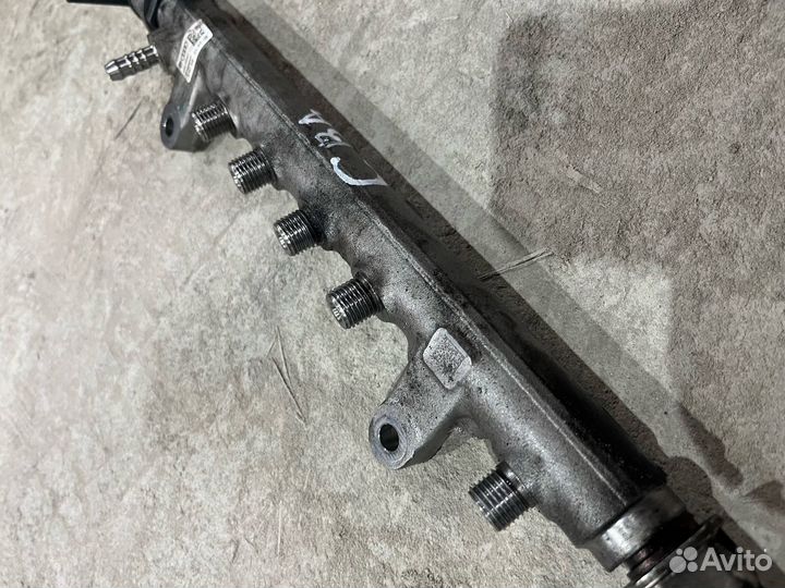 03L089C Топливная рампа к Volkswagen Passat cba