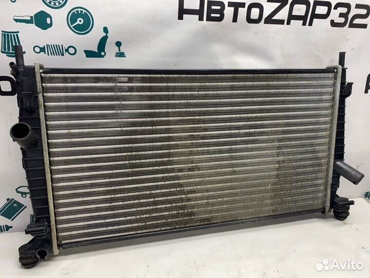 Радиатор охлаждения Ford Focus 2 hwda 2006