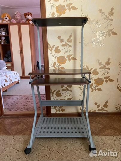 Продам компьютерный стол