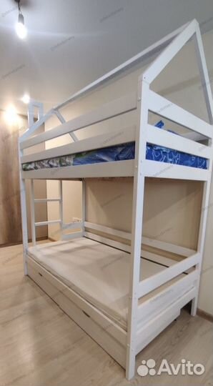 Двухъярусная кровать домик