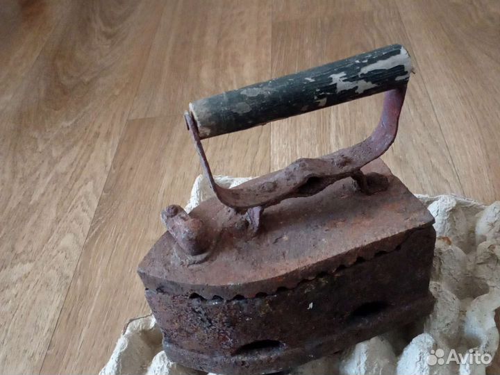 Старинный угольный утюг