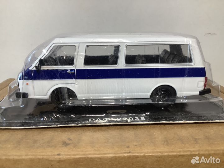Модель автомобиля раф-22038 1:43 деа