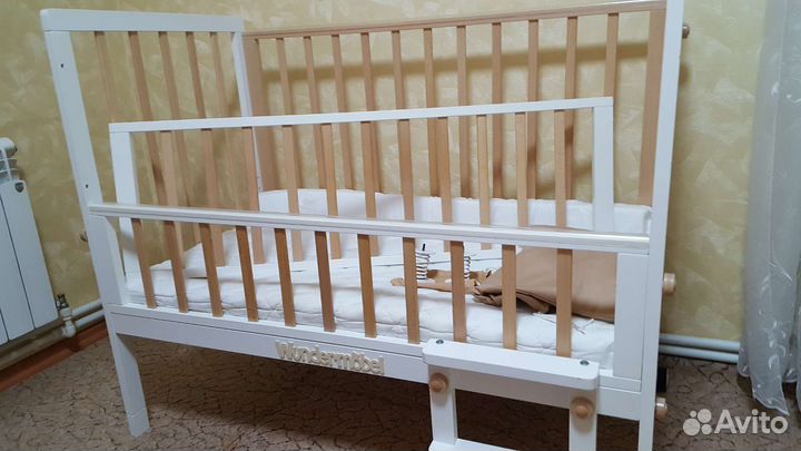 Детская кроватка с маятником фирма 