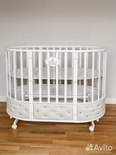 Детская кроватка с маятником