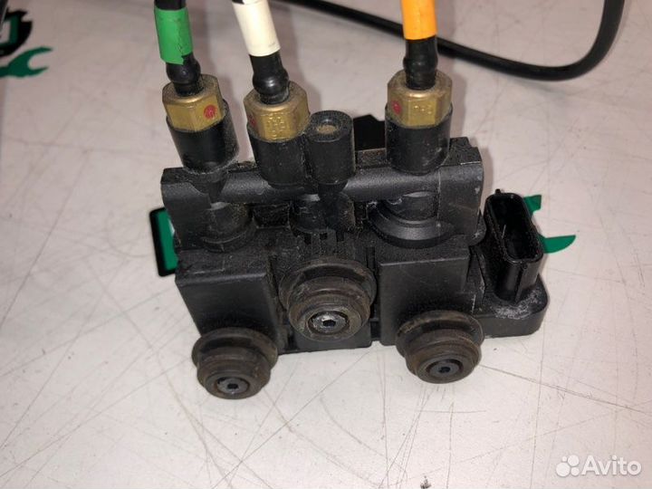 Блок клапанов пневмоподвески передний Land Rover