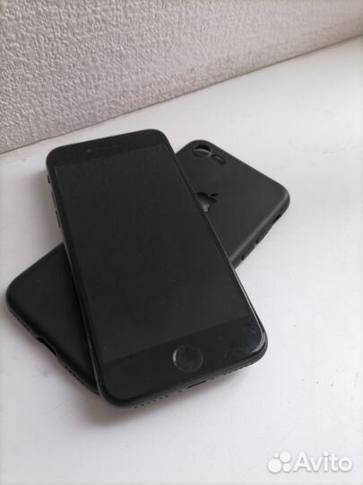 iPhone SE, 64 ГБ