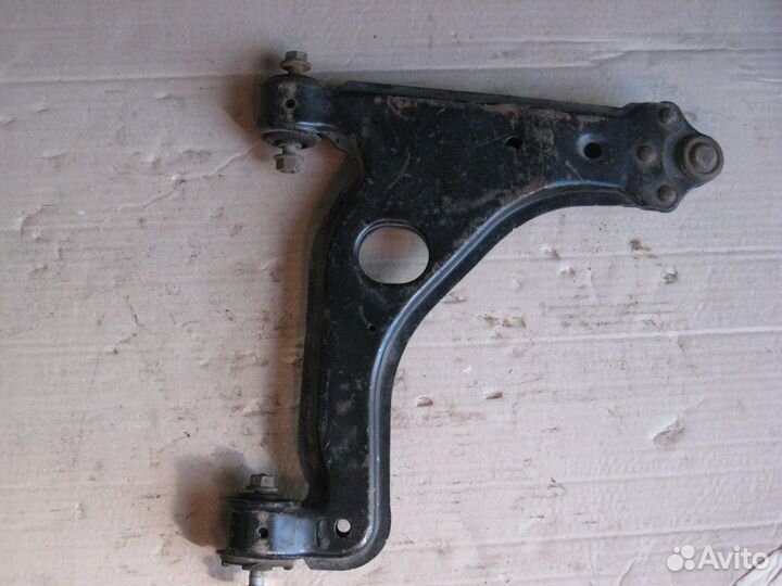 Рычаг левый передний Opel Astra H