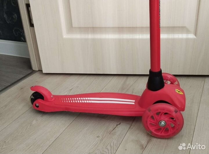 Детский самокат Ferrari