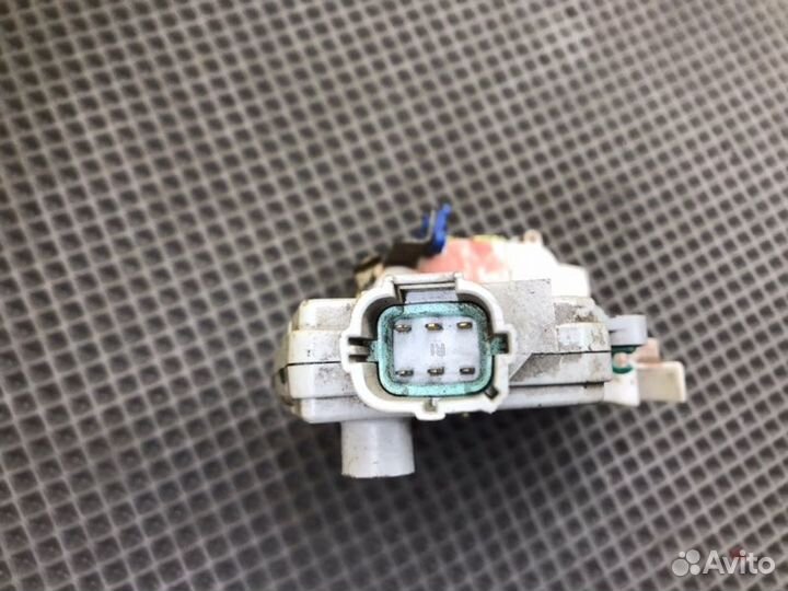 Замок двери передний правый Nissan Primera P11