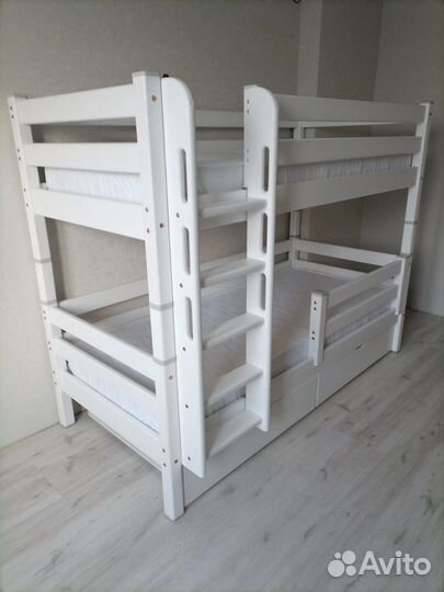 Двухъярусная кровать из массива белая