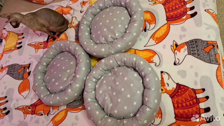 Лежанки/норы/спальные мешки для кошек и собак