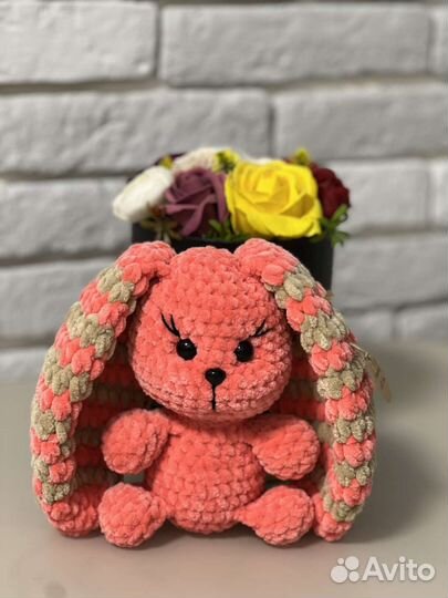 Плюшевый вязаный зайка
