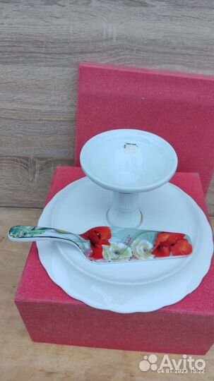 Тортница на ножке