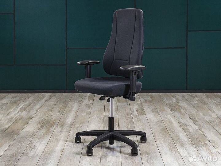 Офисное кресло для персонала на колесах Interstuhl