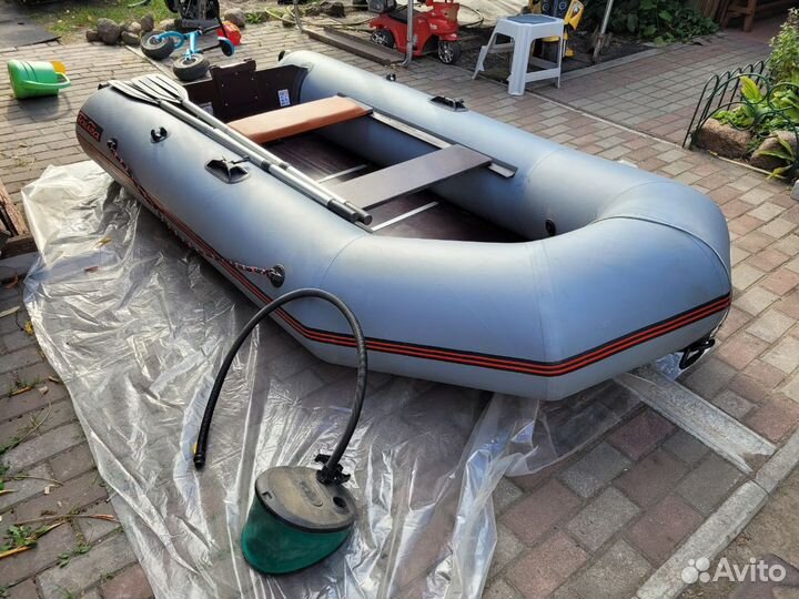 Надувная лодка с мотором 