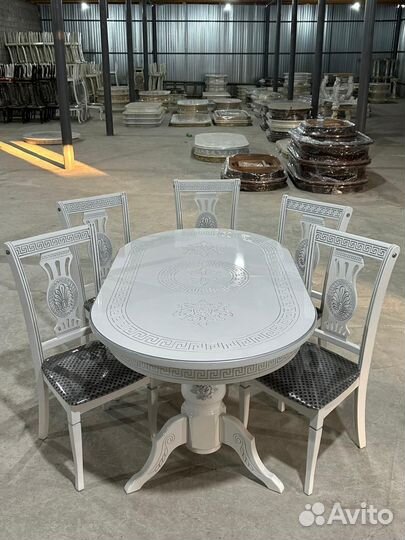 Стол и стулья