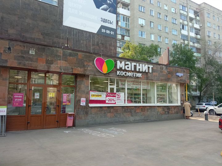 Торговая площадь с арендатором в центре, 323 м²