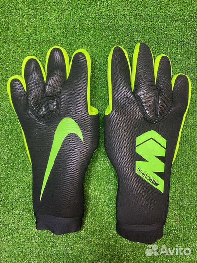 Вратарские перчатки в ассортименте