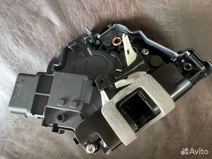 Замок двери передней правый Форд Фокус 2 дорестайл
