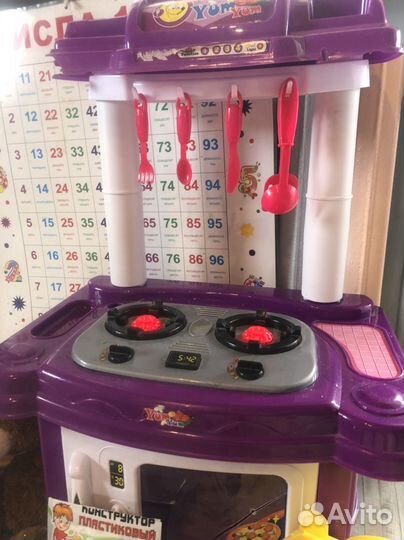 Детская кухня с посудой