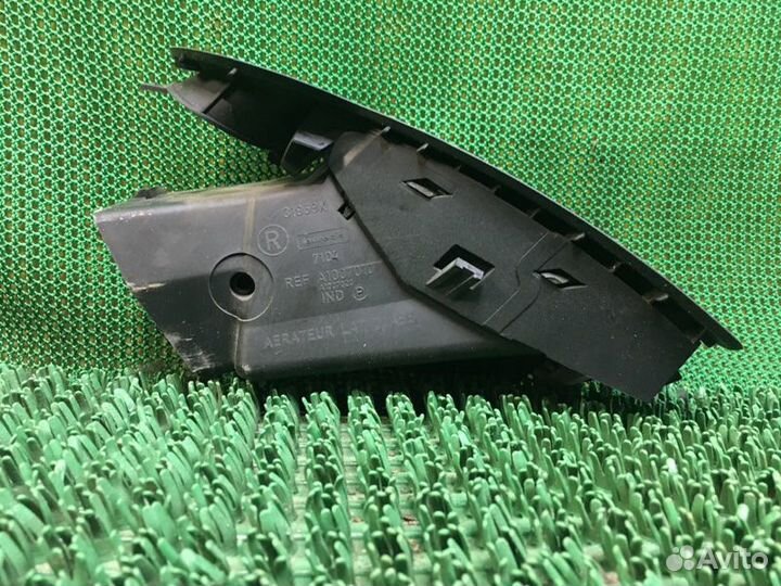 Дефлектор воздушный передний правый Renault Megane