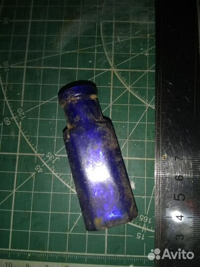 Небольшой пузырек из кобальтового стекла