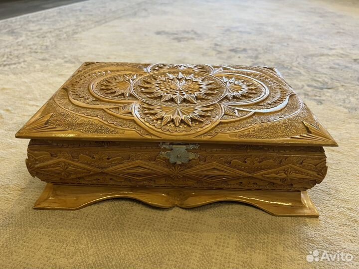 Шкатулка резная деревянная