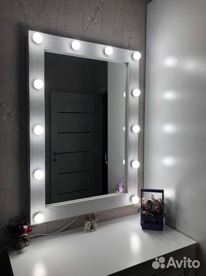 Гримерное зеркало с лампочками