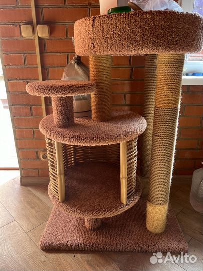 Кошачий домик с когтеточкой