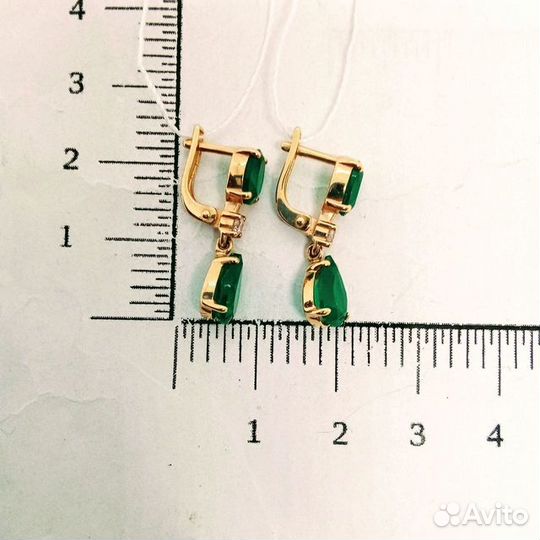 Золотые серьги с камнем
