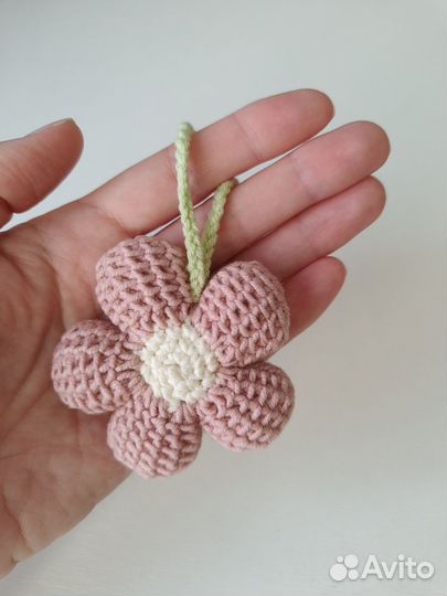 Брелок вязаный цветок