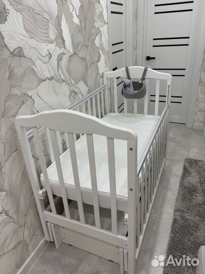 Детская кроватка с маятником и ящиком