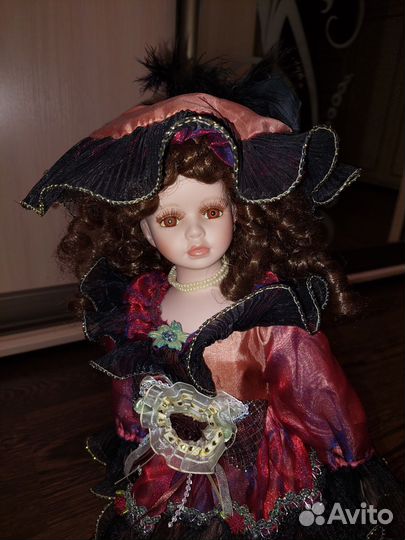 Кукла фарфоровая