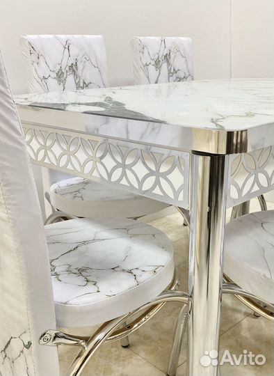 Кухонный стол и стулья новые