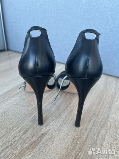 Босоножки Stuart Weitzman Nudist song