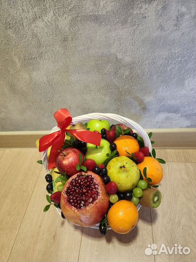 Фруктовая корзина и букеты