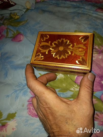 Деревянная шкатулка