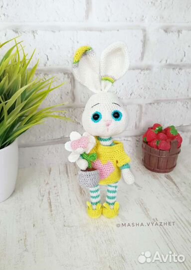 Вязаная игрушка Зайка