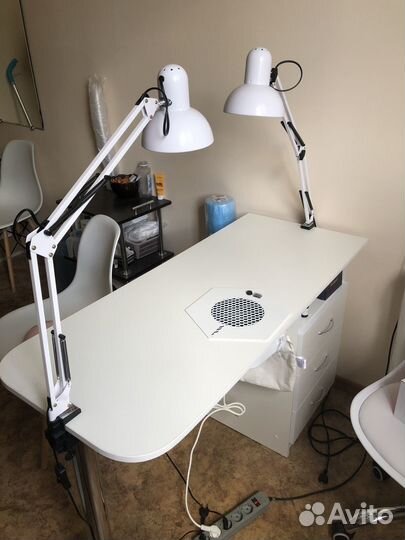 Маникюрный стол с пылесосом