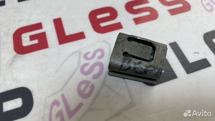 Фиксатор бачка насоса гур М-6 CX-7 верх б/у (пиф)