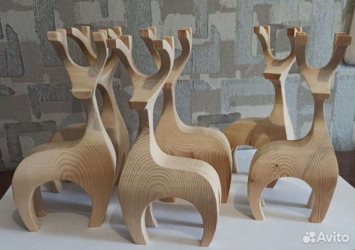 Новогодний олень из дерева