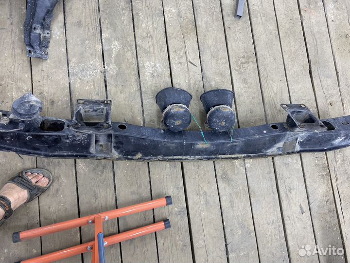 Усилитель переднего бампера